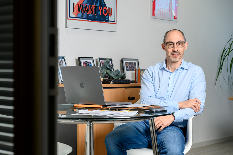 Éric Woehrel, dirigeant de EW conseil, assis à son bureau